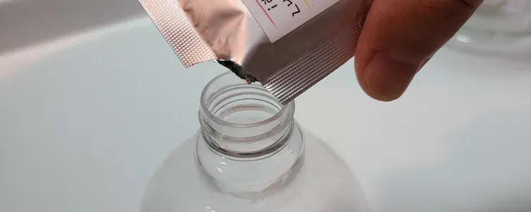 ①スプレーの容器に粉末を入れる